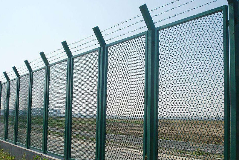 河南高速公路护栏网批发价格，高速公路护栏网多少钱一米？